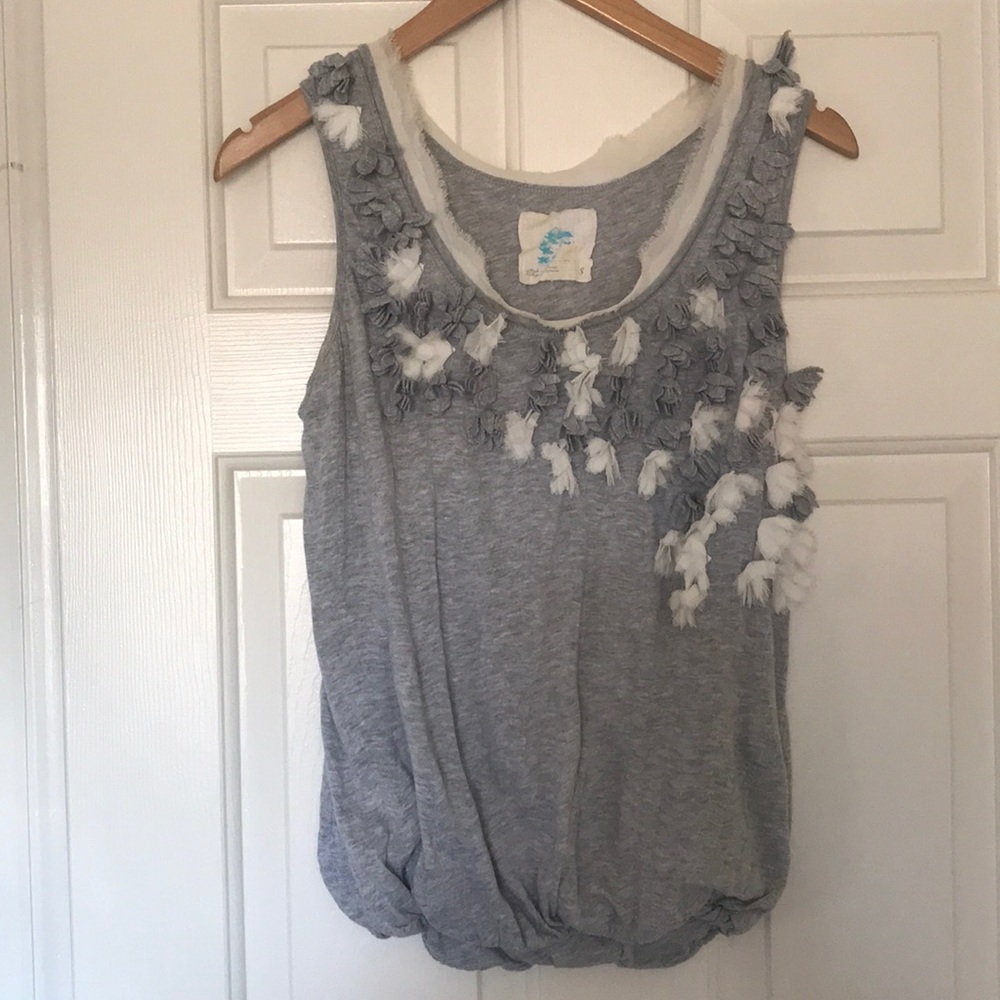 ANTHROPOLOGIE Gray and white 3D floral top
